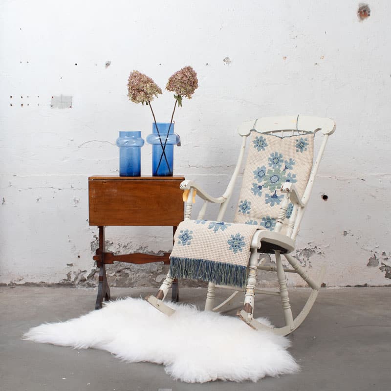 Langwerpig Neerduwen Lach Bestel de Zweedse schommelstoel | wit met blauwe kussen online bij De  Handelsfabriek